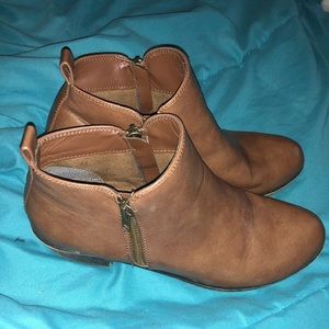 Jessica Cline brown ankle boots/booties.